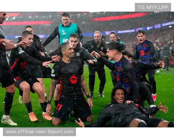 球员在欧冠赛后与球迷分享胜利喜悦，欧冠表演嘉宾